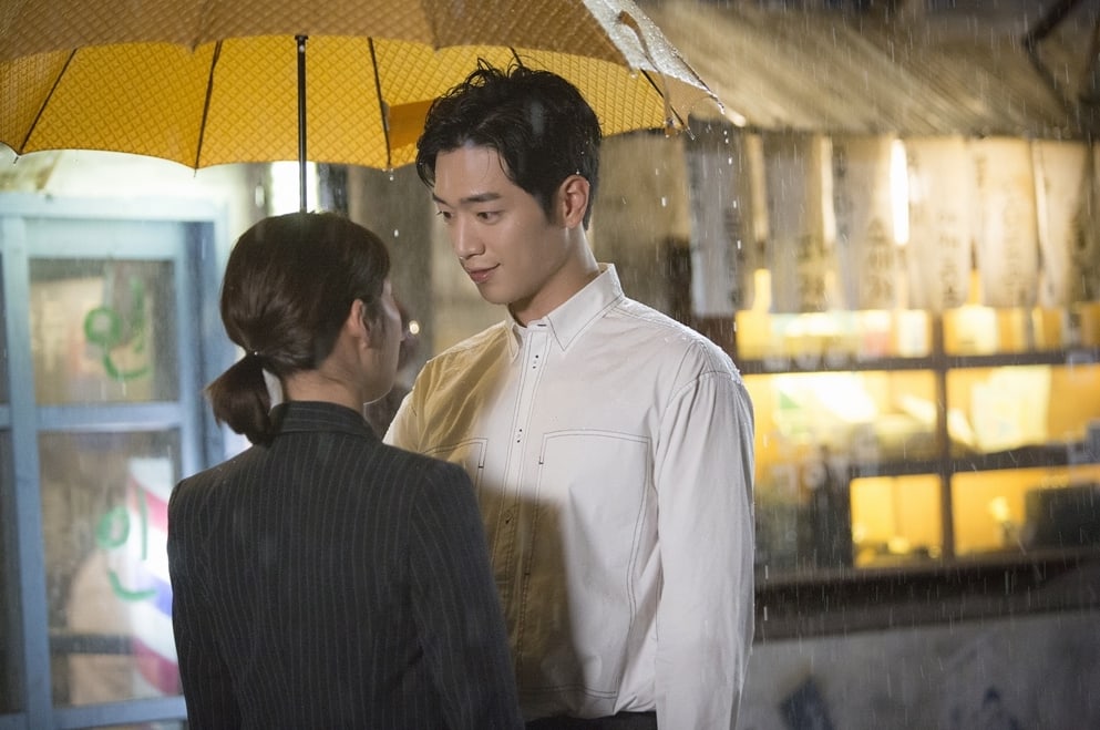 "Дождливая романтика": 11 сцен из дорам, в которых зонтик помогает героям сблизиться